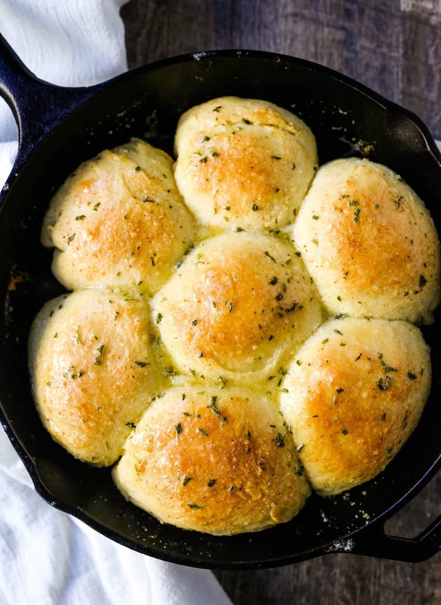 Garlic knots (6).